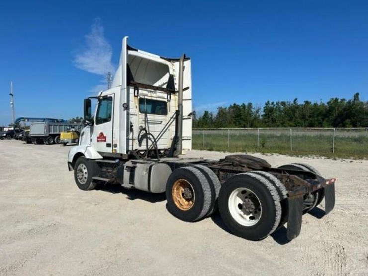 2013-volvo-t/a-hiway-tractor---day-cab-4v4nc9egxdn-image-5