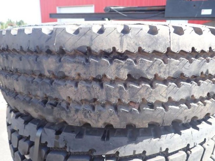 qty-of-(5)-perelli-215/75r17.5-tire(s)-&-rim(s)-image-5