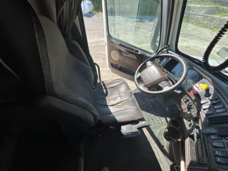 2015-volvo-t/a-hiway-tractor---sleeper-4v4nc9eh3fn-image-30