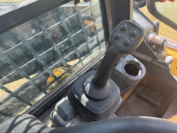 2024-deere-317g-image-14