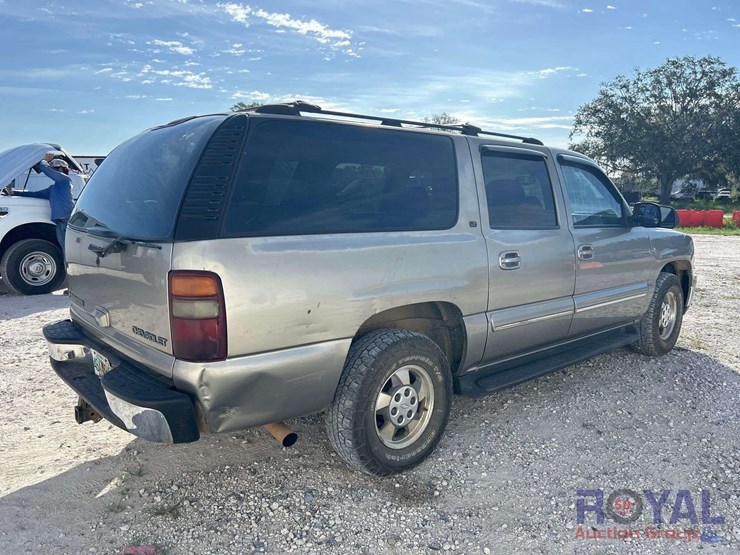 2001-chevrolet-suburban-image-3