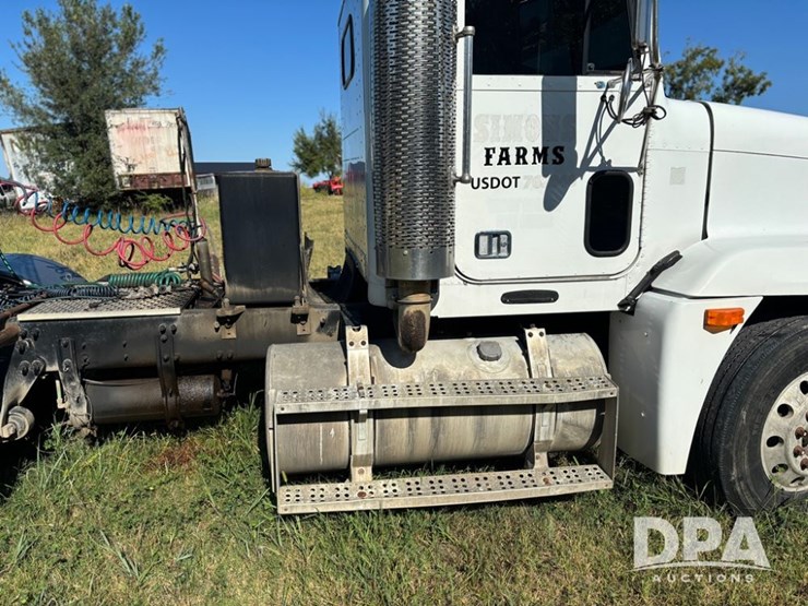 1997-freightliner-fld120-image-17