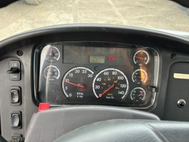 2006-freightliner-business-class-m2-106-image-13