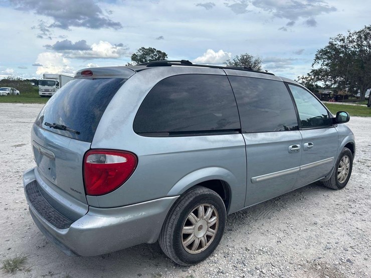 2006-chrysler-town-&-country-image-3