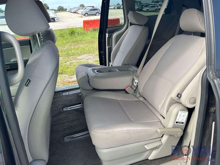 2017-kia-sedona-lx-image-18