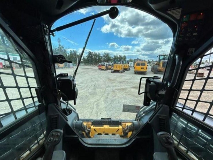 2017-deere-320e-image-17