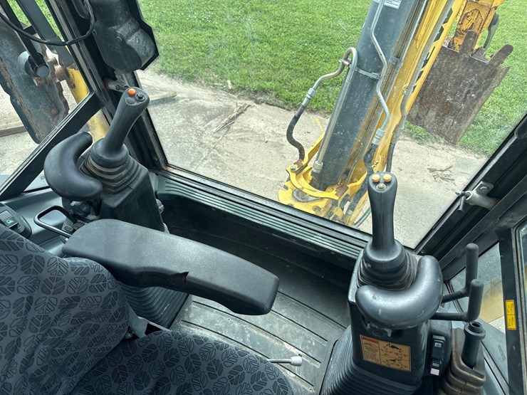 2017-new-holland-b95c-image-21