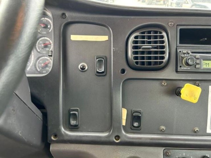 2006-freightliner-business-class-m2-106-image-17
