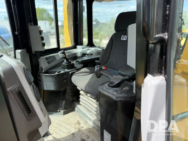 2019-caterpillar-d6t-image-25
