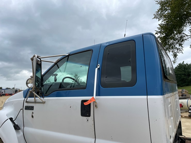 2001-ford-f750-image-28