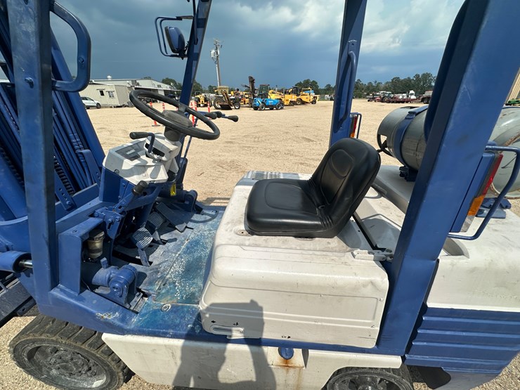 #2077-•-komatsu-fg305t11,-forklift-image-11