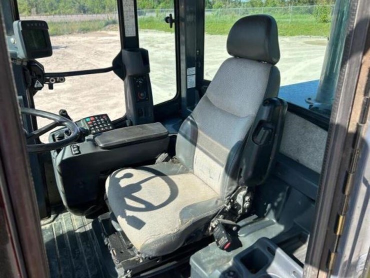 2012-deere-624k-image-13