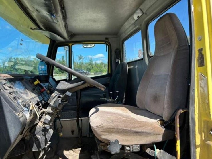 2002-freightliner-fl112-image-21
