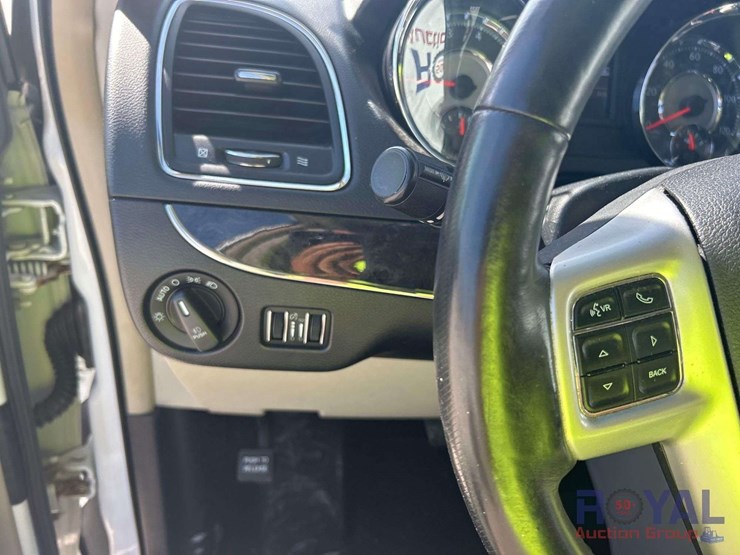 2016-chrysler-town-&-country-image-13
