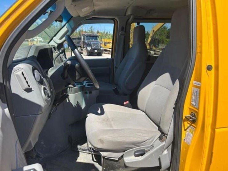 2010-ford-cargo-image-14