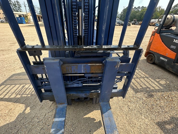 #2077-•-komatsu-fg305t11,-forklift-image-24
