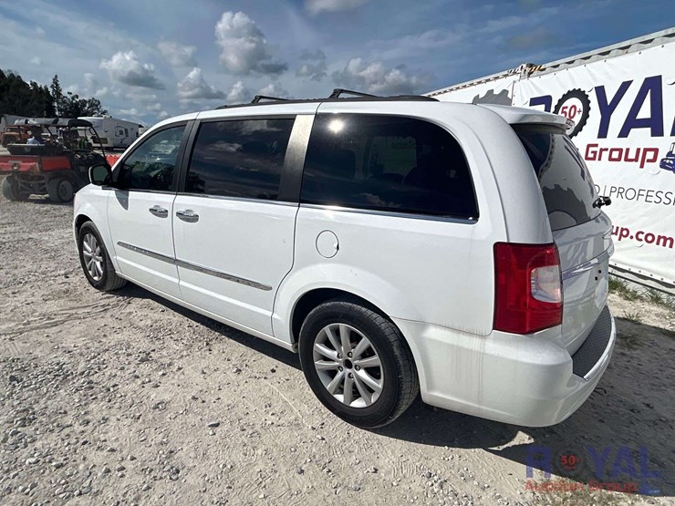 2016-chrysler-town-&-country-image-4