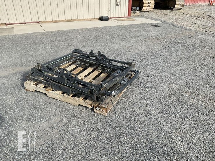 pallet-of-(5)-kubota-svl-door-frames-image-4