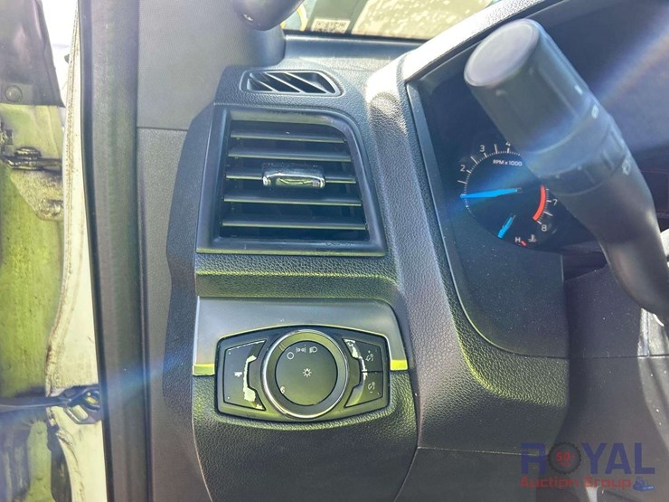 2017-ford-explorer-image-15