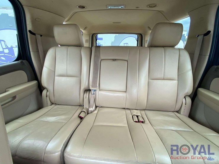 2011-chevrolet-suburban-image-19