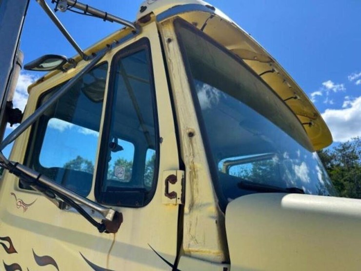 2002-freightliner-fl112-image-58