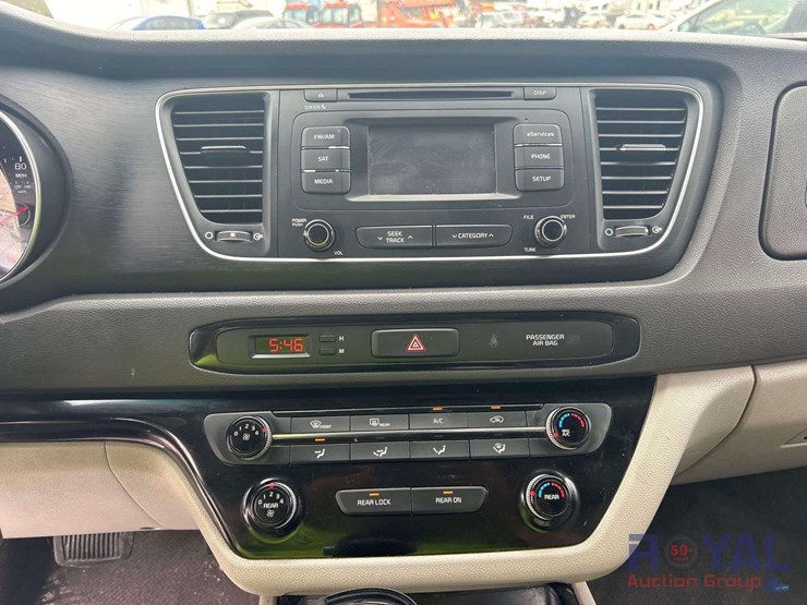 2015-kia-sedona-image-16