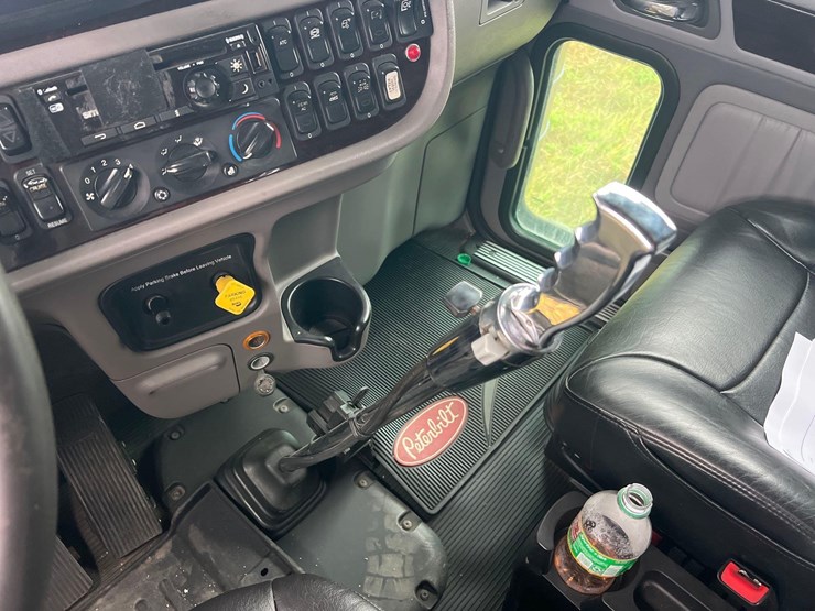 2019-peterbilt-389-image-30