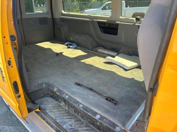 2010-ford-cargo-image-19