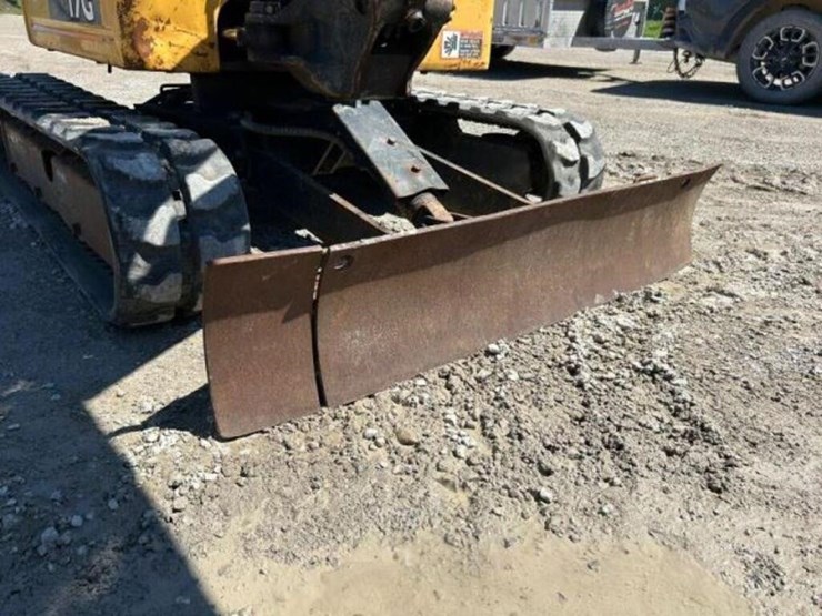 2015-deere-17g-image-38