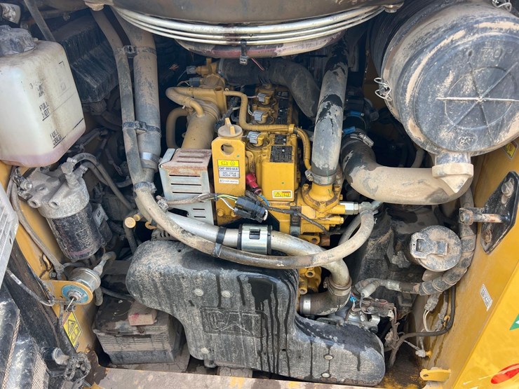 2017-caterpillar-262d-image-7