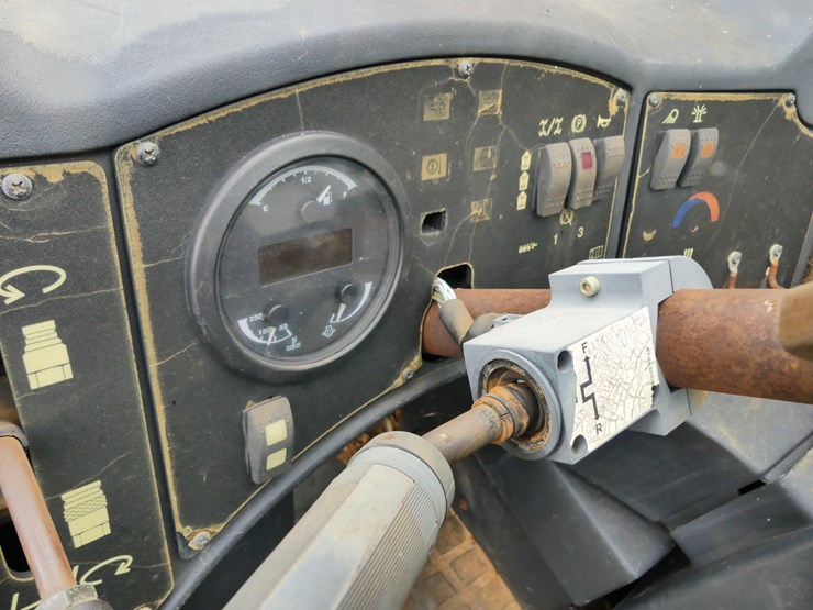 2016-caterpillar-tl642c-image-15