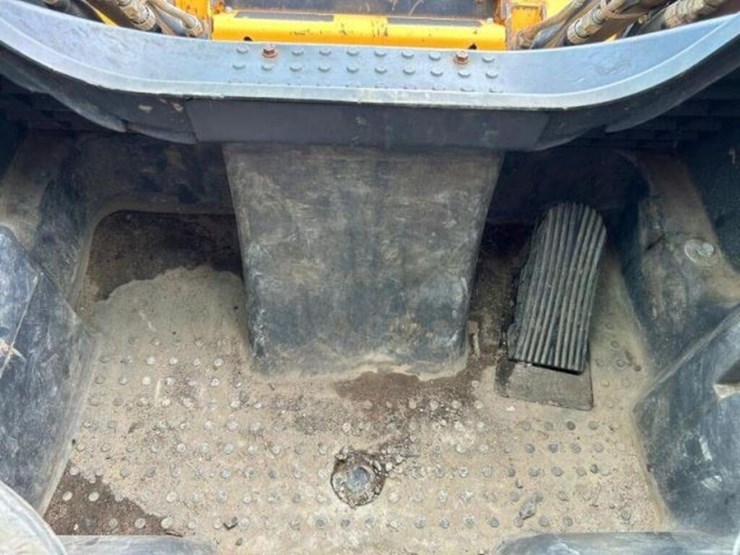 2017-deere-320e-image-15