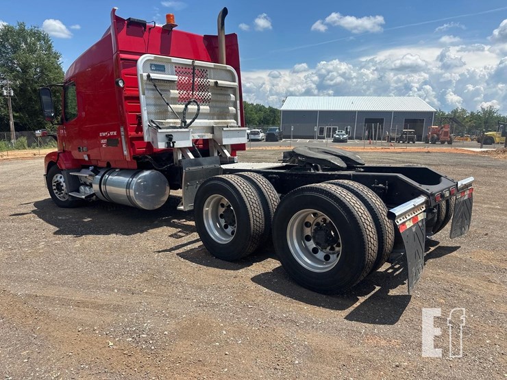 2013-volvo-vnl64t630-image-8