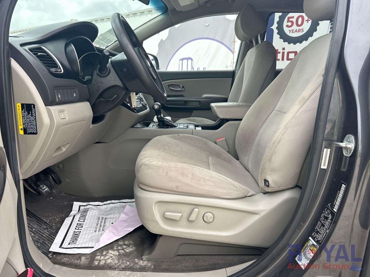 2015-kia-sedona-image-12