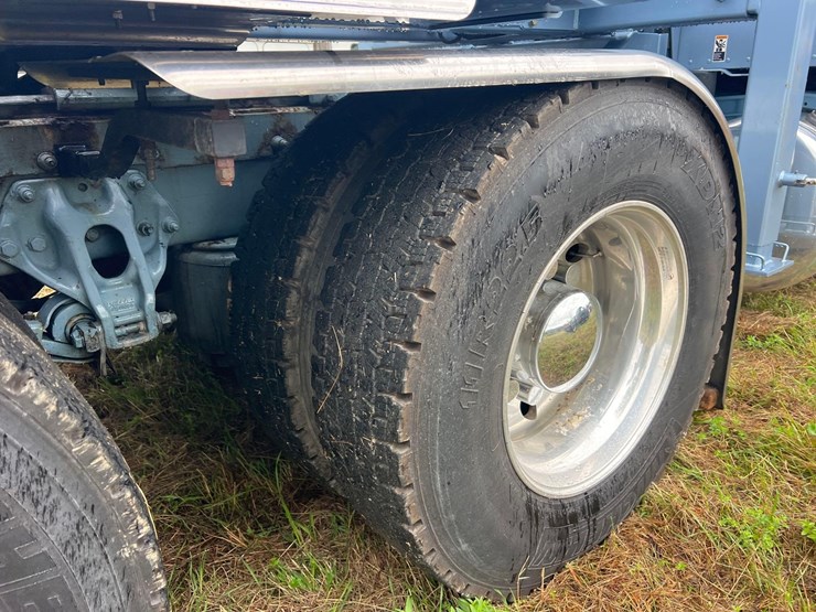 2019-peterbilt-389-image-17