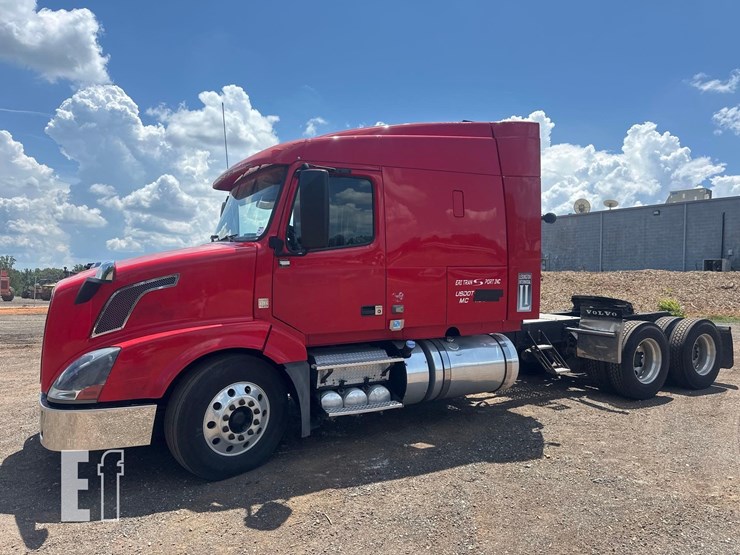 2013-volvo-vnl64t630-image-1