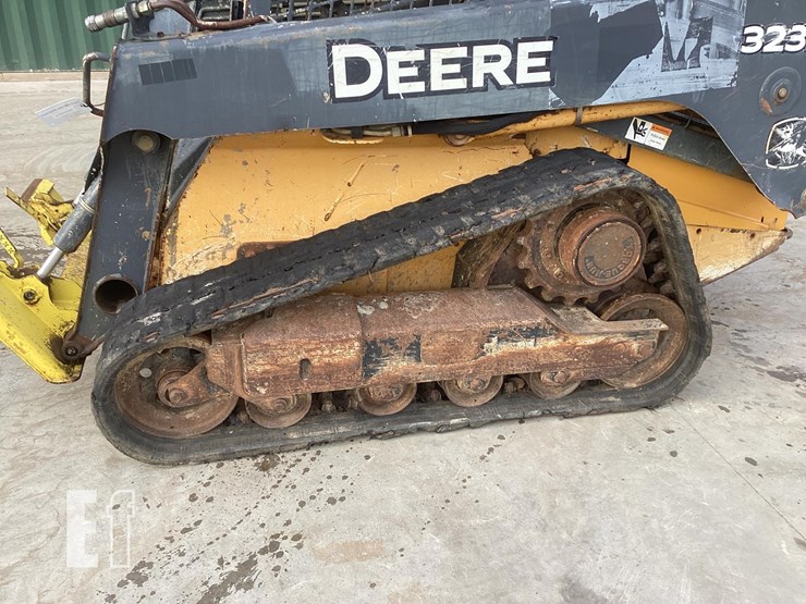 2010-deere-323d-image-9