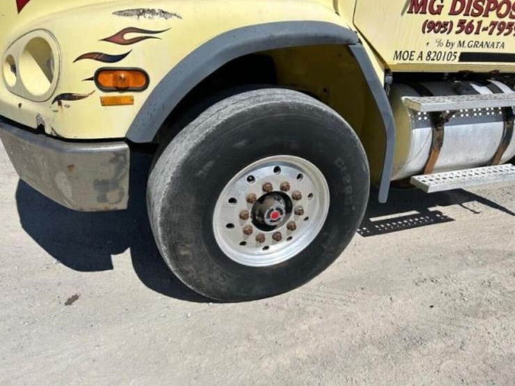 2002-freightliner-fl112-image-45
