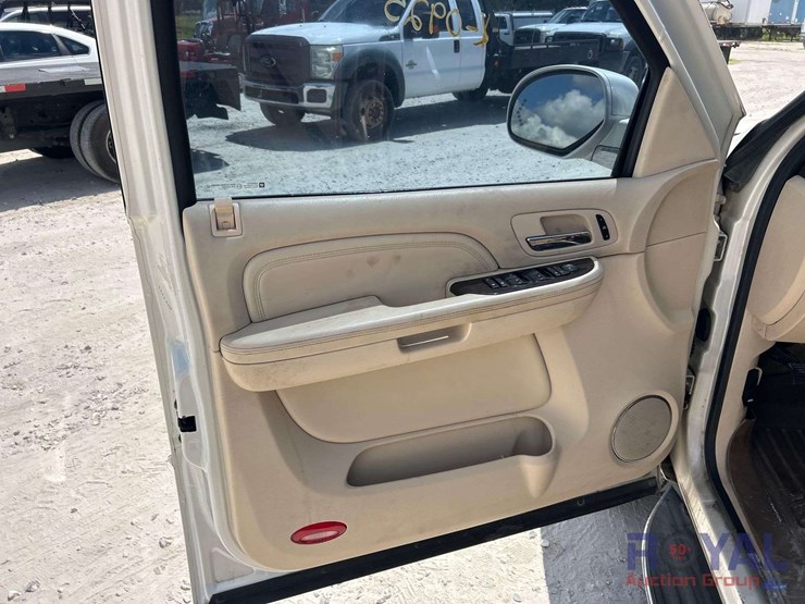 2008-cadillac-escalade-esv-image-13