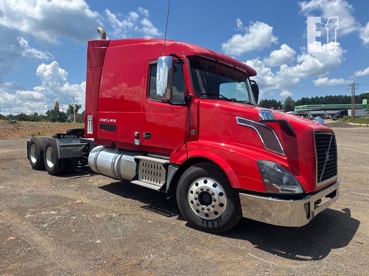 2013-volvo-vnl64t630-image-3