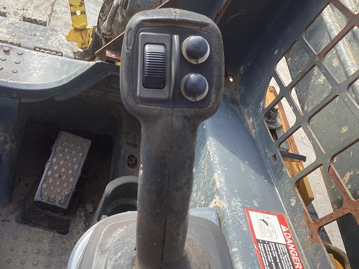 2010-deere-323d-image-16