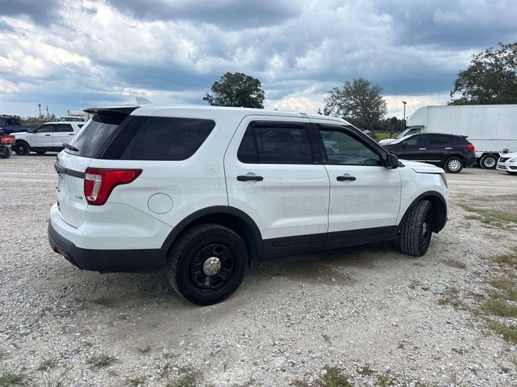 2017-ford-explorer-image-3