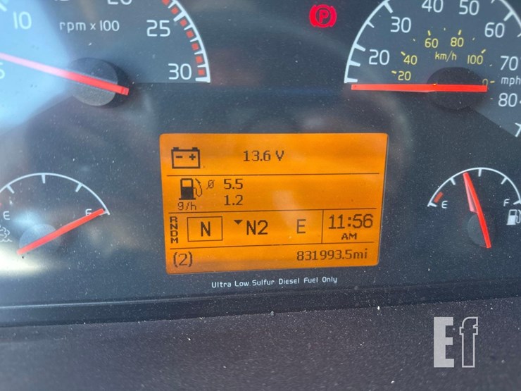 2013-volvo-vnl64t630-image-23