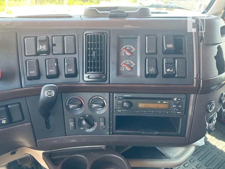 2013-volvo-vnl64t630-image-26