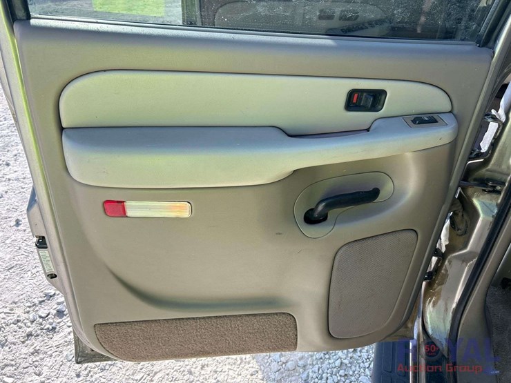 2001-chevrolet-suburban-image-18