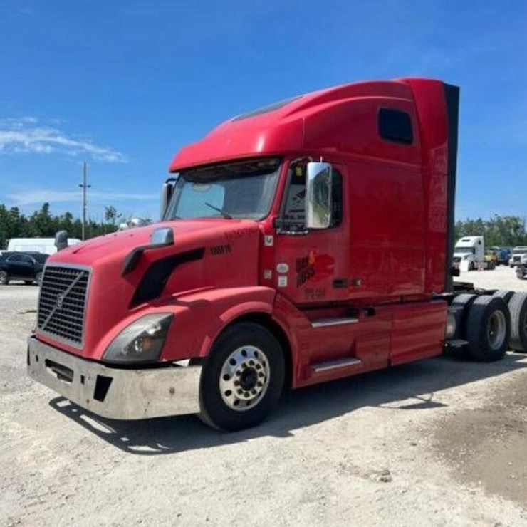 2015 Volvo T/A Hiway Tractor - Sleeper 4V4NC9EH5FN