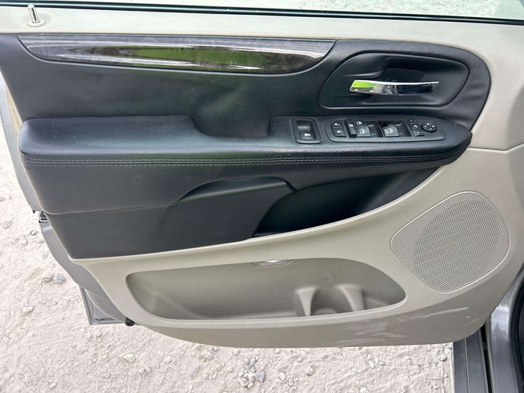 2016-dodge-caravan-image-11