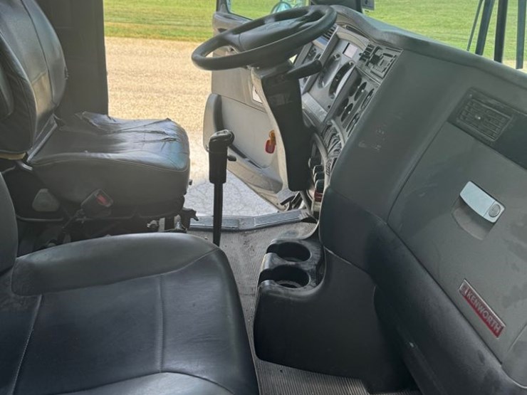 2011-kenworth-t800-image-17