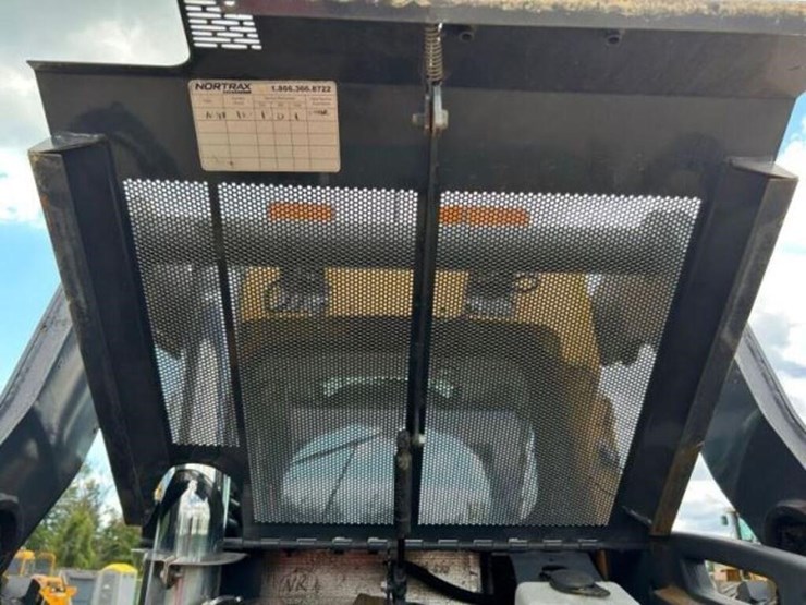 2017-deere-320e-image-36