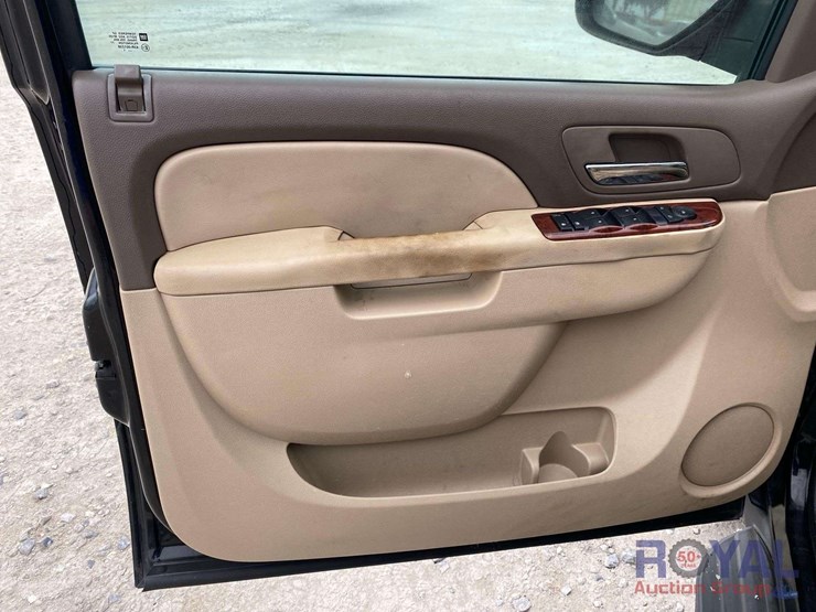 2011-chevrolet-suburban-image-11
